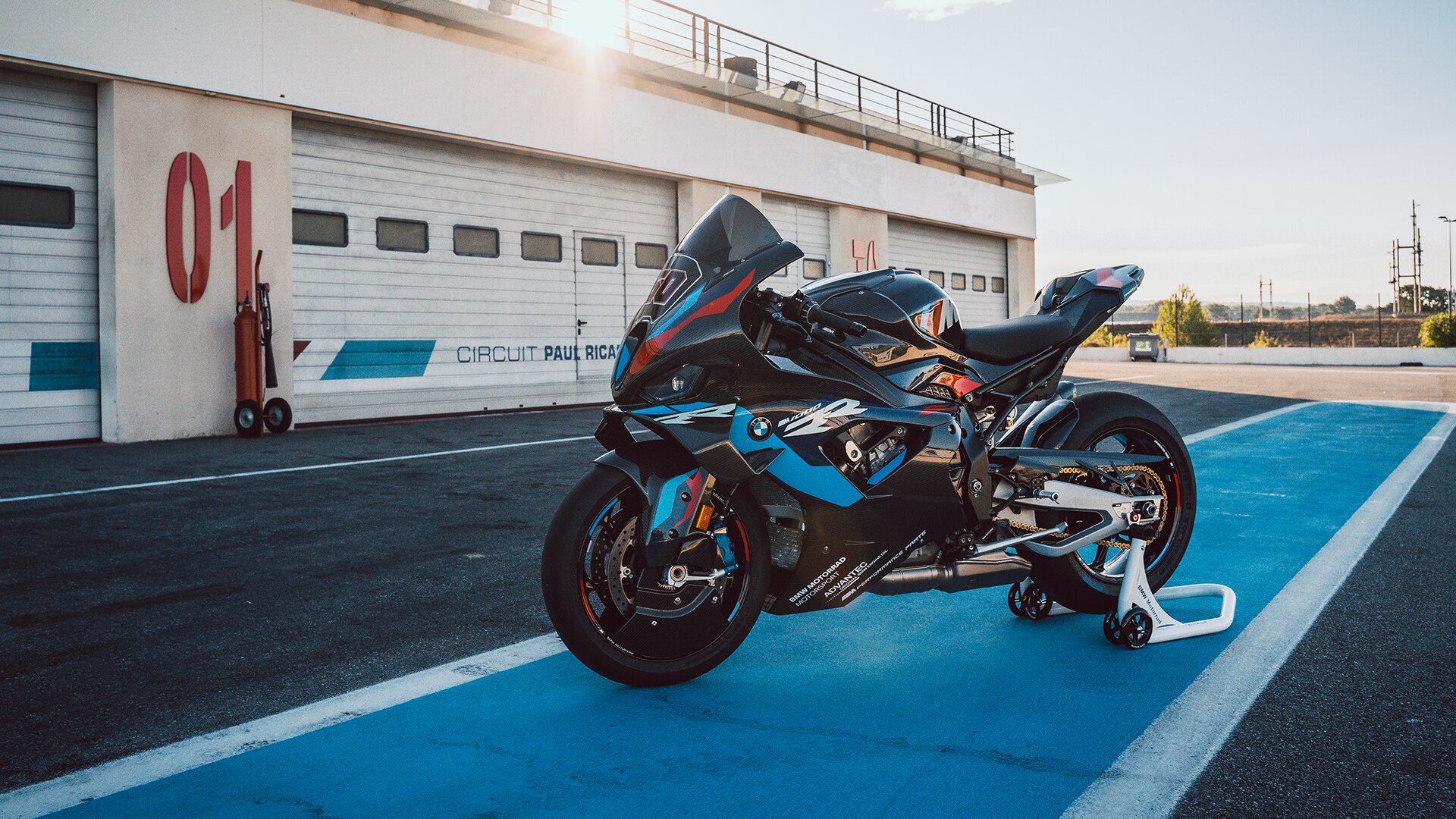 Vídeo de YouTube de la M 1000 RR, la superbike para el circuito de carreras de BMW Motorrad