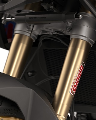 La F 900 GS de BMW Motorrad con paquete Enduro Pro y suspensión deportiva.