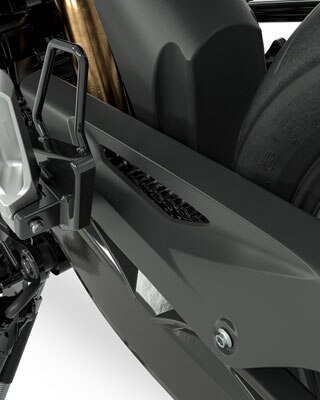 Vemos el brazo oscilante, el protector de cadena y el reposapiés de la G 310 GS en la vista lateral.