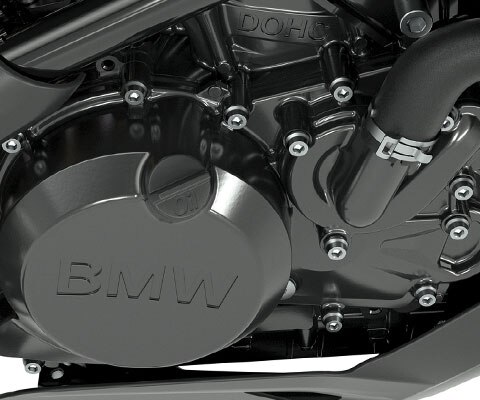 Vemos el bloque del motor completamente negro con letras G 310.