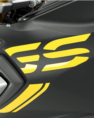 Vemos las letras GS y el diseño de la cinta en el tanque negro.