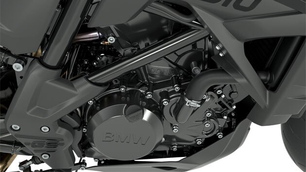 Vemos el bloque del motor completamente negro con letras G 310.
