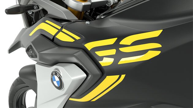 Vemos las letras GS y el diseño de la cinta en el tanque negro.