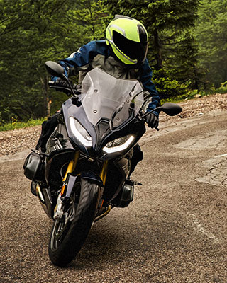 R 1250 RS en una curva