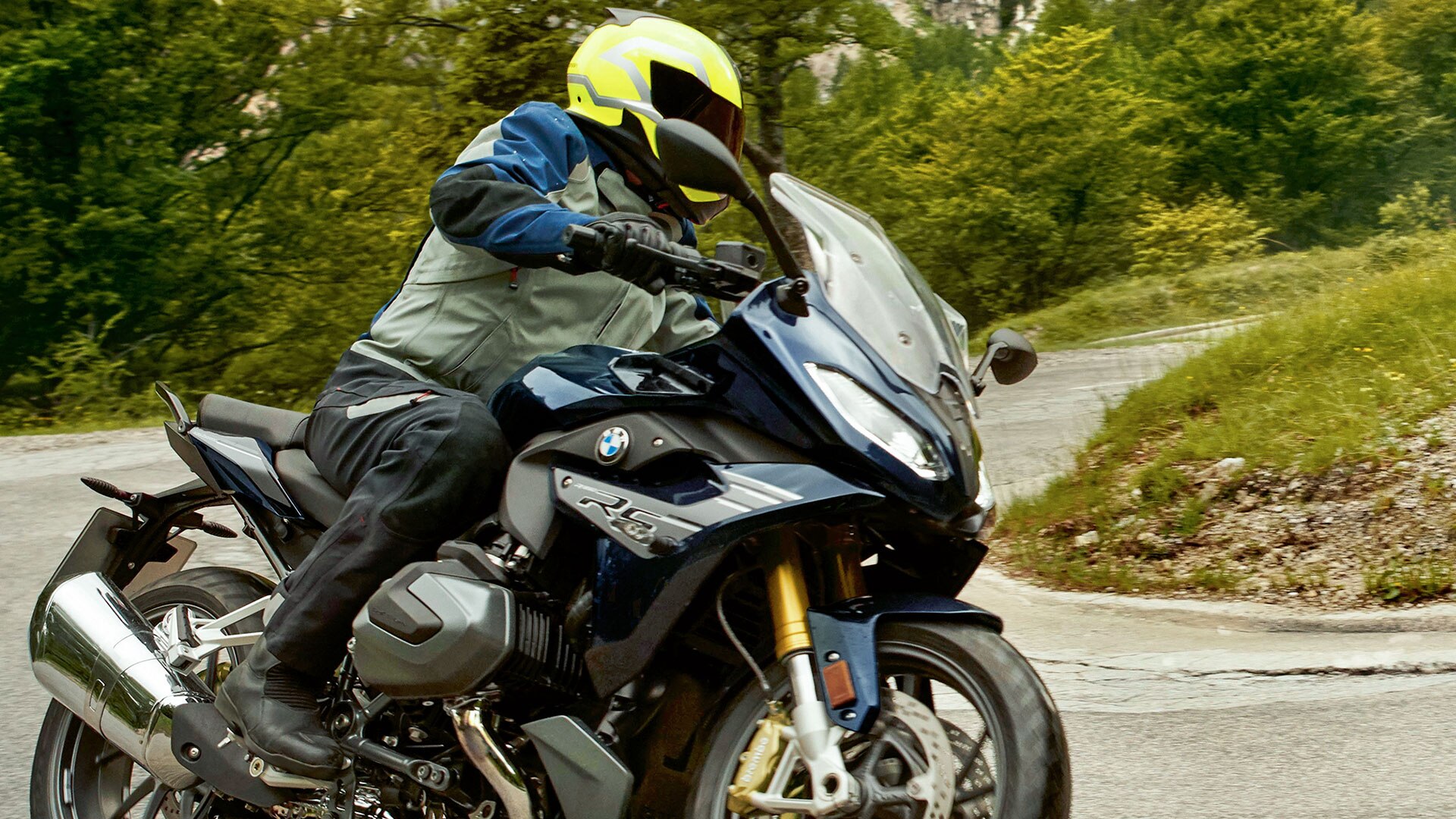 R 1250 RS en una curva