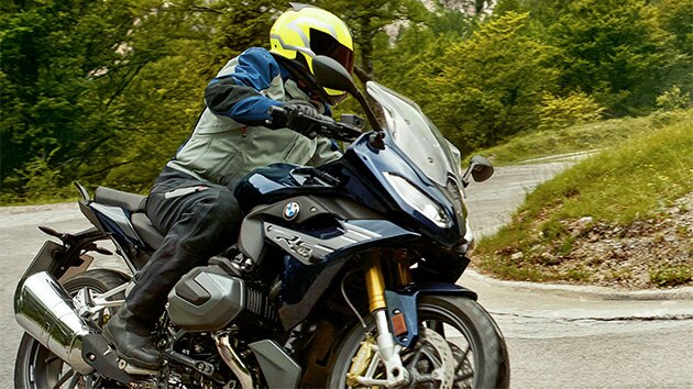 R 1250 RS en una curva