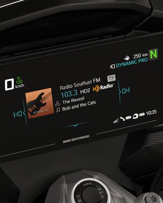 Enfoque en la pantalla TFT y el motor Boxer de la K 1600 Grand America.