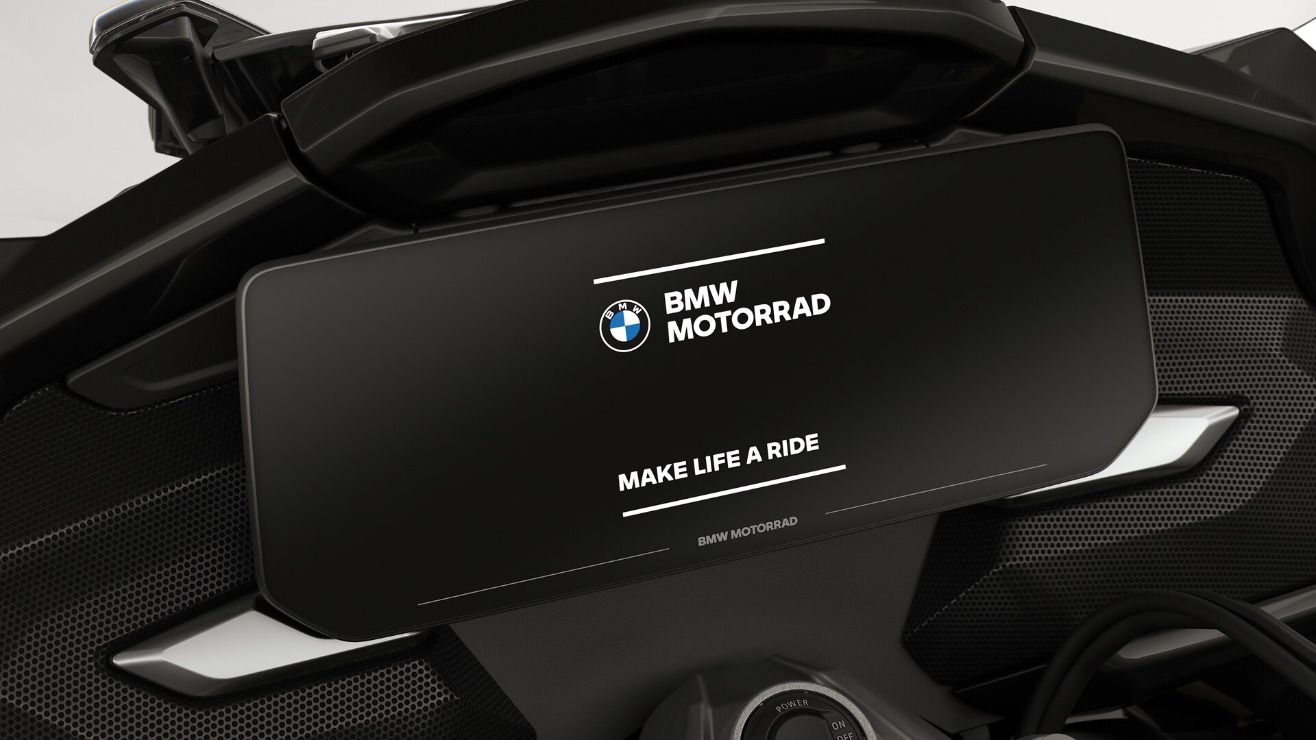 Enfoque en la pantalla a color con la pantalla de inicio de BMW Motorrad.
