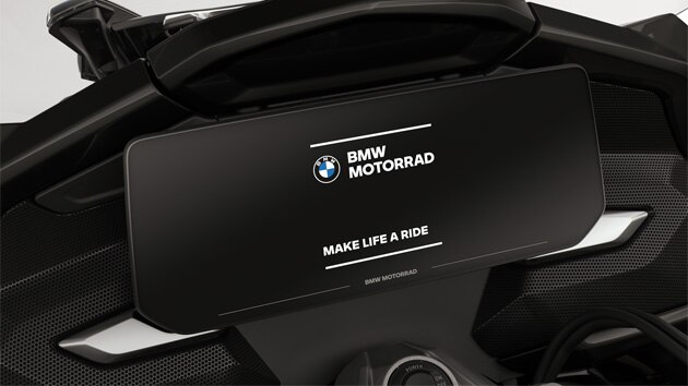 Enfoque en la pantalla a color con la pantalla de inicio de BMW Motorrad.