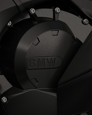 Enfoque en el motor de seis cilindros.