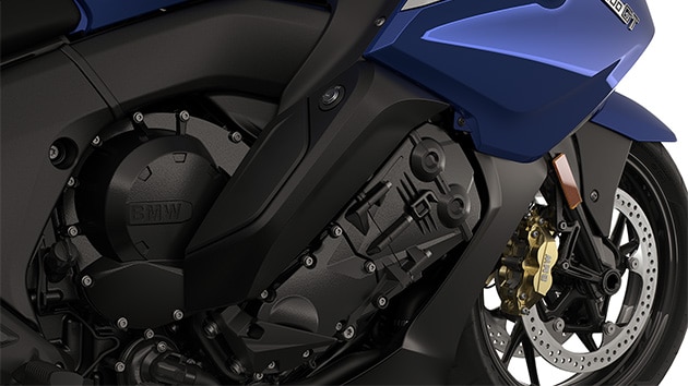 Enfoque en el motor de seis cilindros.