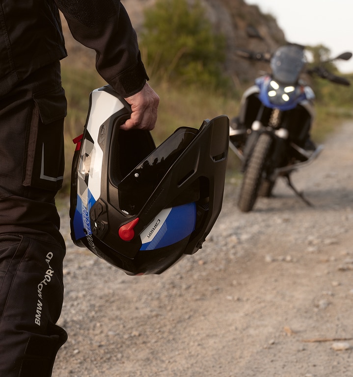 Una persona sostiene un casco de motocicleta en la mano.